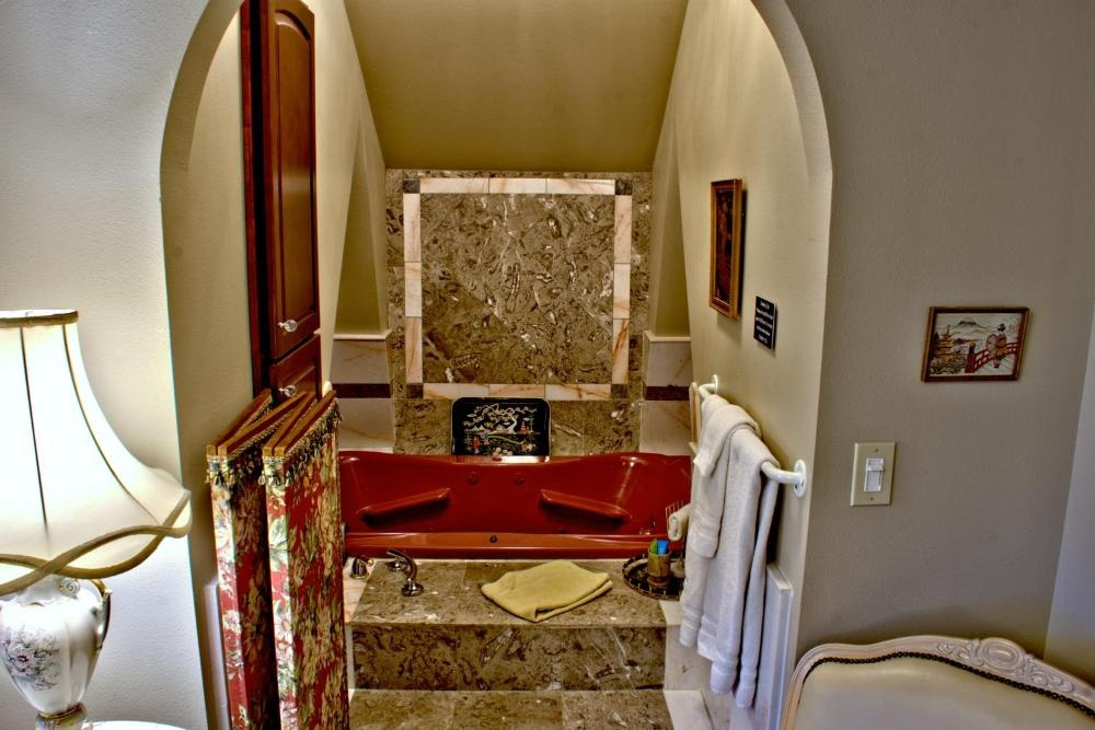 Big Yellow Inn Image 38