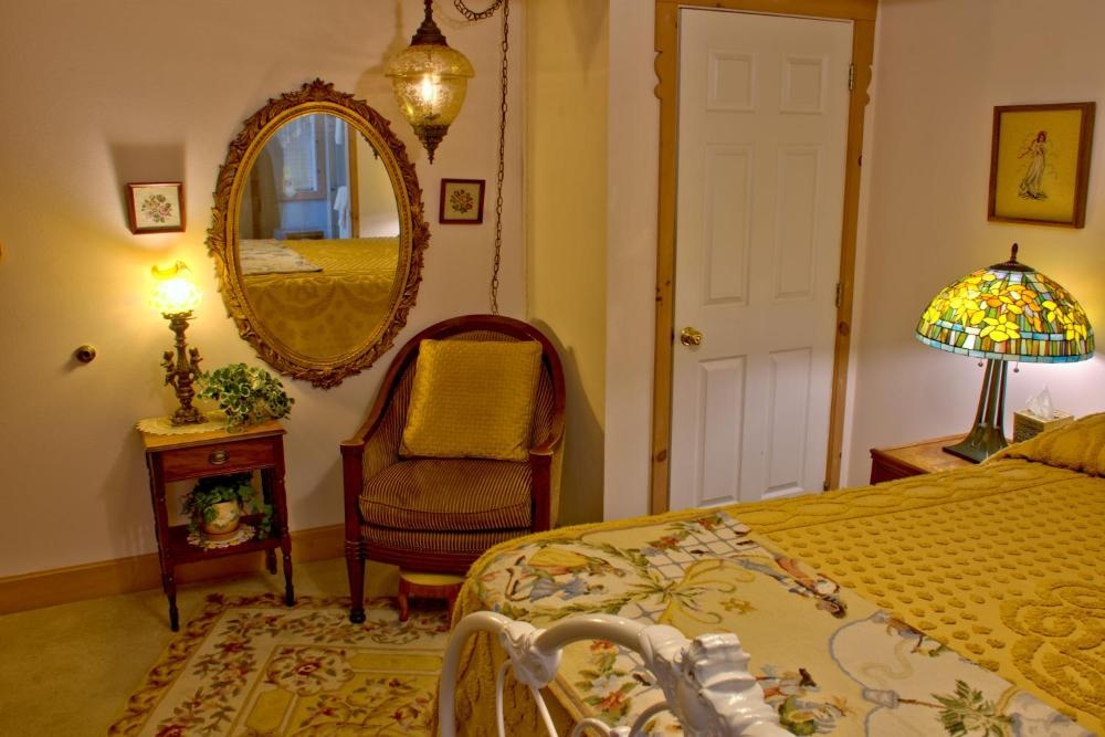 Big Yellow Inn Image 68