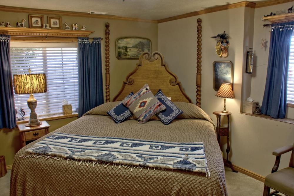Big Yellow Inn Image 7