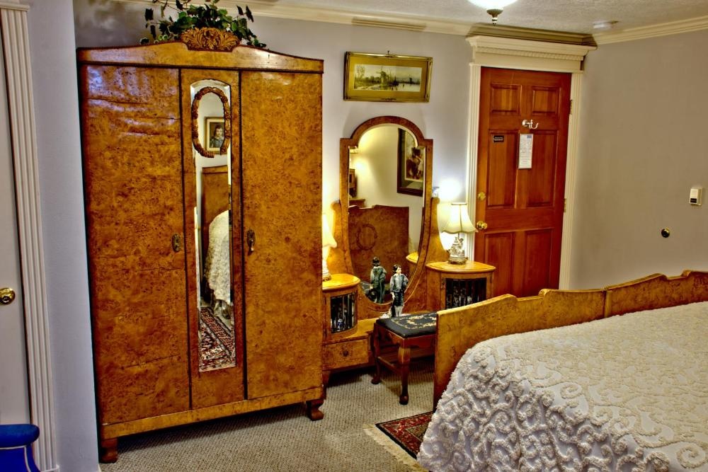 Big Yellow Inn Image 73