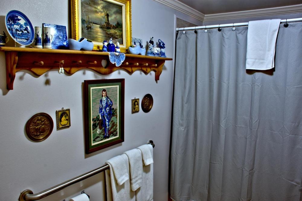 Big Yellow Inn Image 75