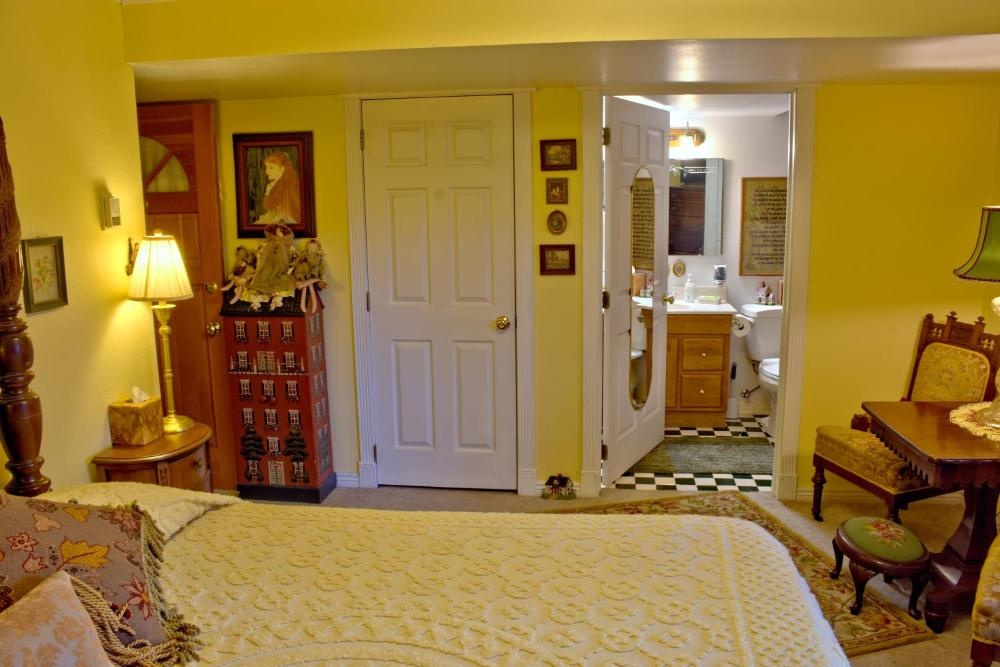 Big Yellow Inn Image 78